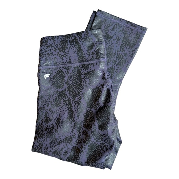Fabletics Printed Powerhold Cropped Leggings NWT Yoga Snakeskin Activewear - Picture 5 of 11